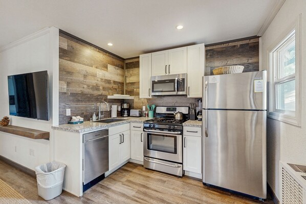 Jääkaappi, mikroaaltouuni, uuni, liesi