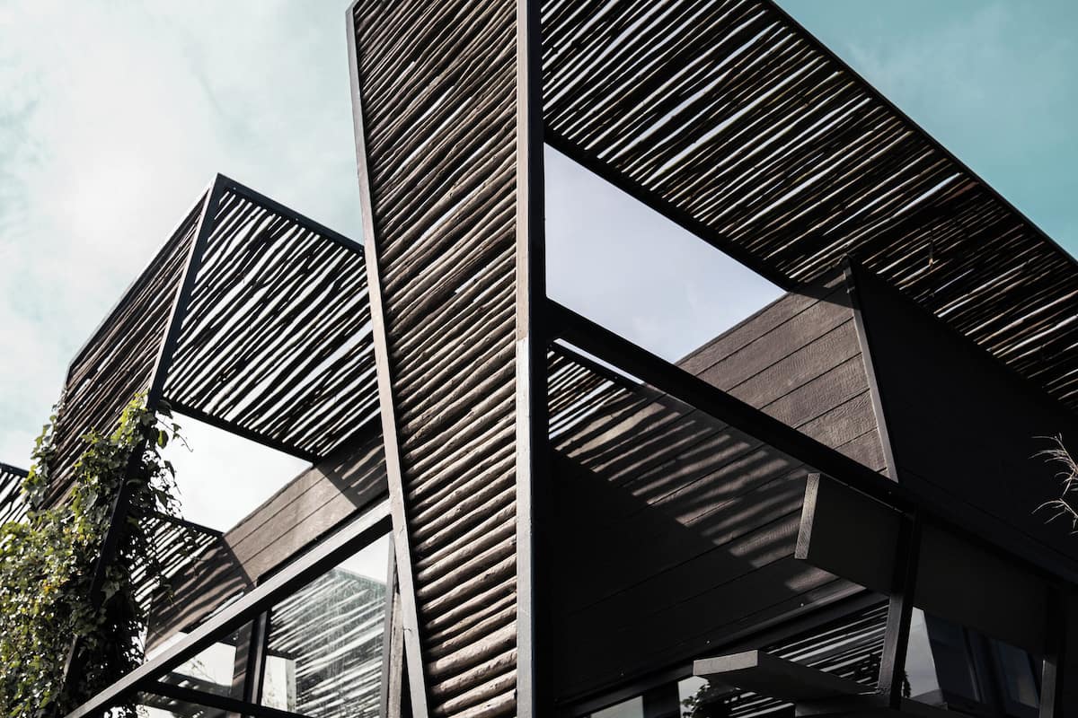 En modern byggnad med en geometrisk design, som har flera våningar och stora fönster.