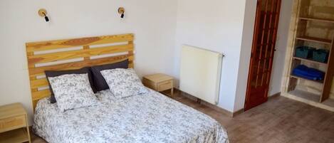 1 Schlafzimmer, Schreibtisch, Reisekinderbett, kostenloses WLAN