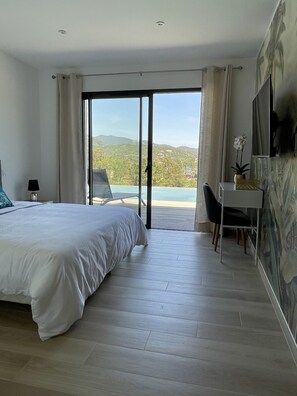 5 bedrooms, desk, iron/ironing board, free WiFi - New villa with large heated pool and sea view (Conca)