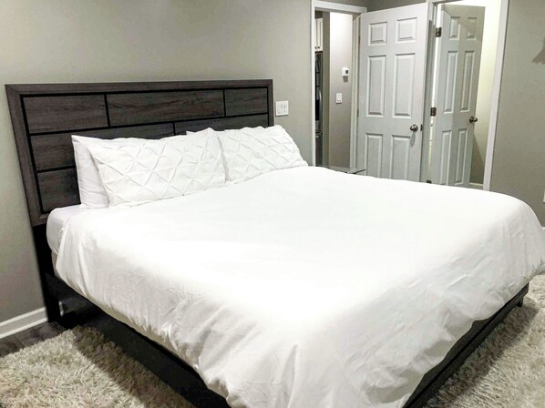 3 habitaciones, tabla de planchar con plancha y cuna de viaje 