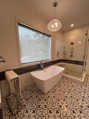 Combined shower/bathtub, hair dryer, towels, soap