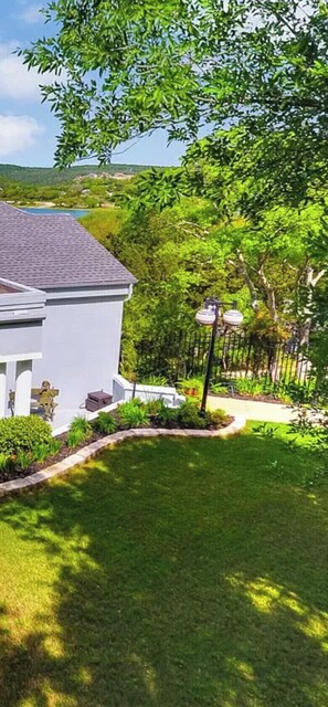 Property grounds - Beautiful view Water's Edge right on Lake Travis 4 bedrooms with 4 balconies  (Austin)