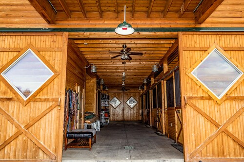 Luxury HayLoft-High Speed WiFi