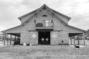 Exterior - Luxury HayLoft-High Speed WiFi (Crawford)
