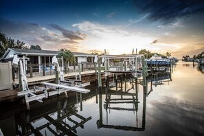 Marina - Luxury Beach Escape - Newly Renovated, Waterfront, & private dock! (Jensen Beach)