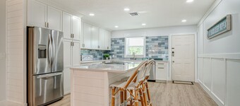 Luxury Beach Escape - Newly Renovated, Waterfront, & private dock!