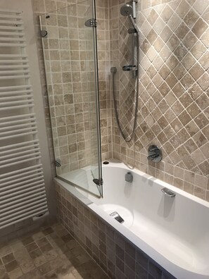 Combined shower/tub - Mas with view in Mas Guerrevielle with private beach (grimaud)
