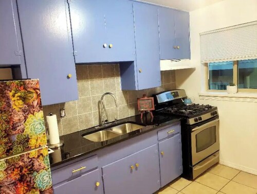 Cactus Home - 1 bedroom w/free on-premesis parking