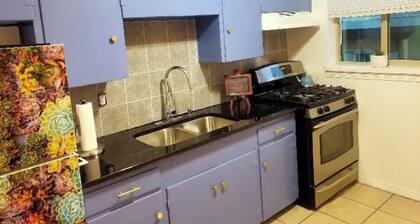 Cactus Home - 1 bedroom w/free on-premesis parking