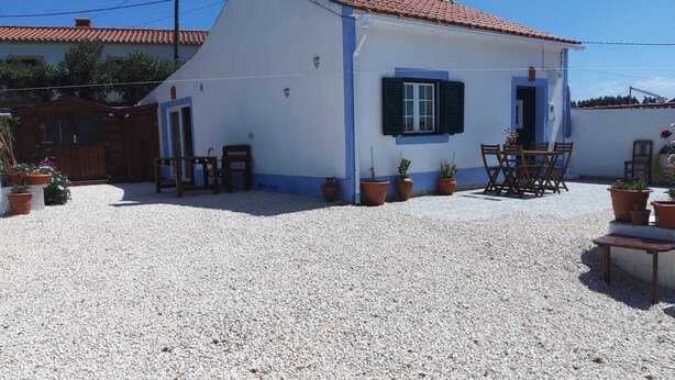 Outdoor dining - Take it easy at this unique and tranquil getaway. (Sao Teotonio)