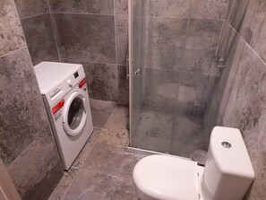 Ferienhaus | Badezimmer | Badewanne und Dusche (separat), Komfortbadewanne, Haartrockner