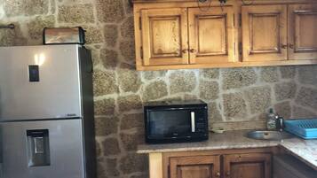 Réfrigérateur, micro-ondes, plaque de cuisson, lave-vaisselle