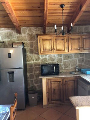 Réfrigérateur, micro-ondes, plaque de cuisson, lave-vaisselle