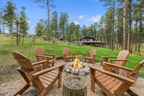 Needles Nest: Secluded Cabin with Hot Tub