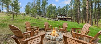 Needles Nest: Secluded Cabin with Hot Tub