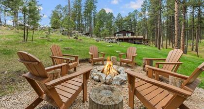 Needles Nest: Secluded Cabin with Hot Tub