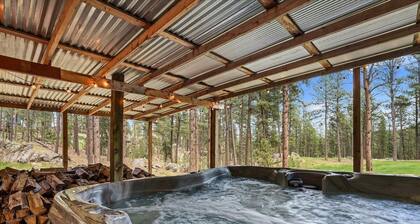 Needles Nest: Secluded Cabin with Hot Tub