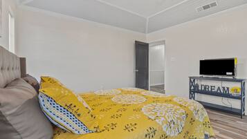 3 bedrooms, iron/ironing board, free WiFi, bed sheets