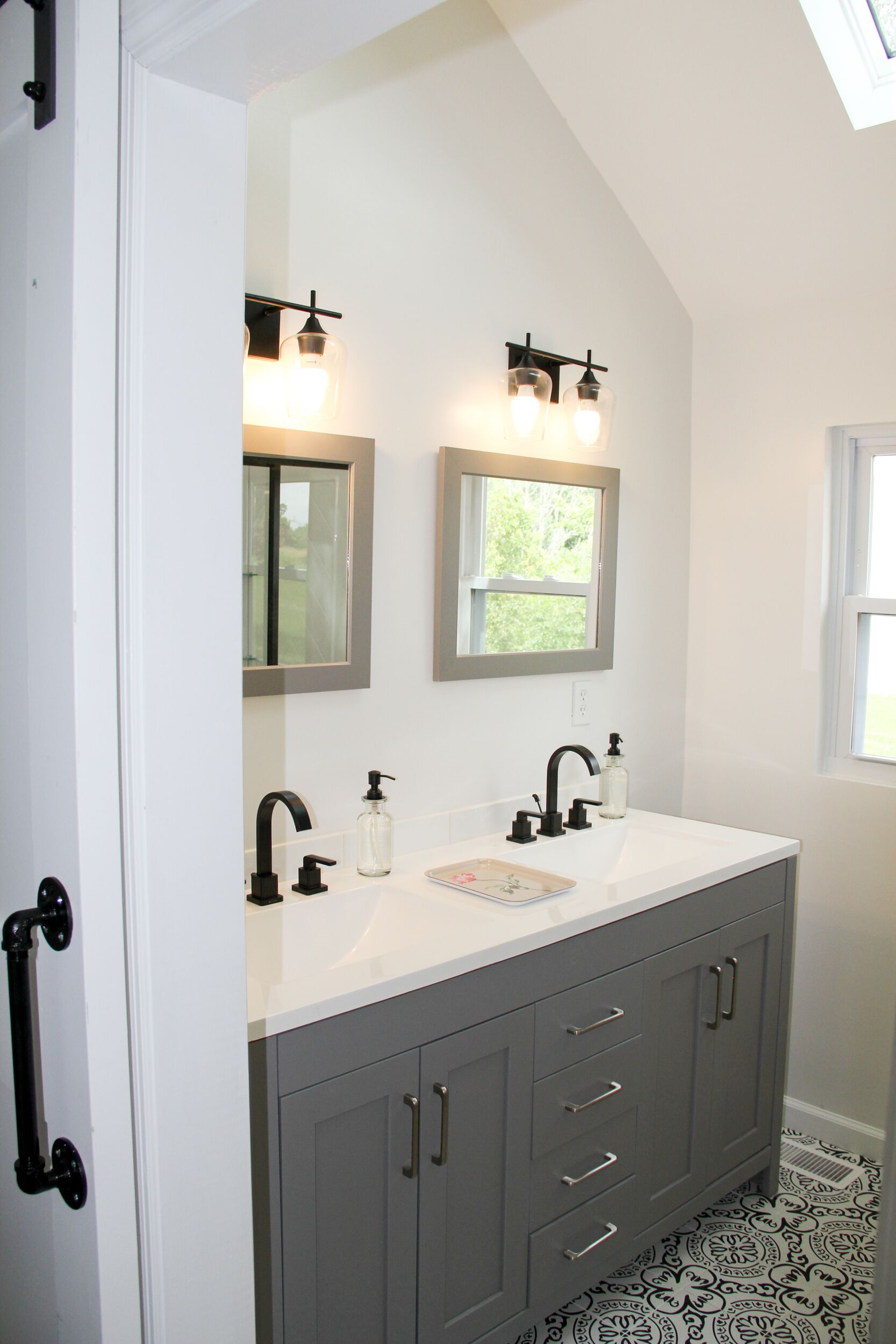 Doccia, asciugacapelli, asciugamani, sapone