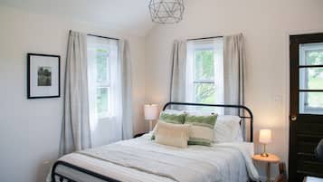 2 bedrooms, desk, iron/ironing board, travel crib