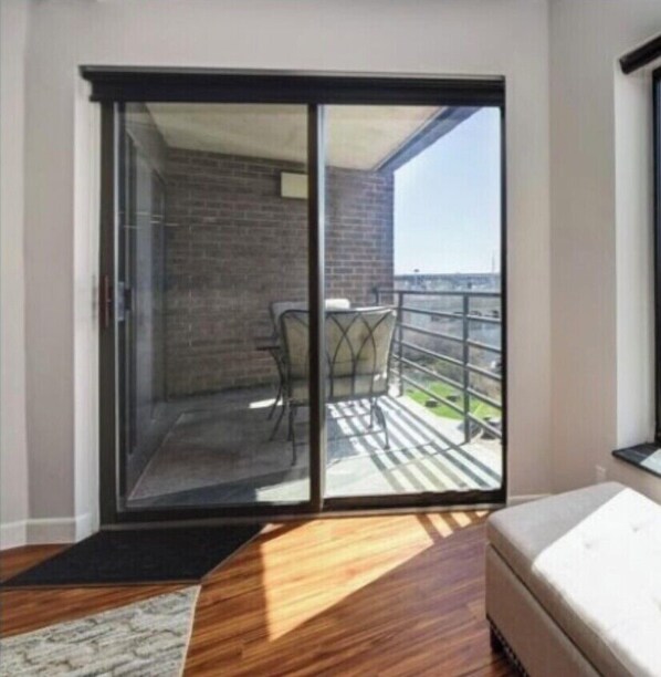 Smart TV, fireplace, Netflix, Hulu