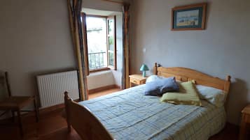 3 quartos, ferros/tåbuas de passar roupa, berço de viagem