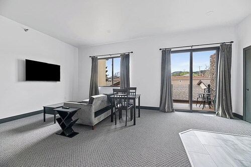 Downtown Executive Apartment - Pyrite