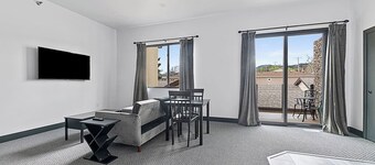Downtown Executive Apartment - Pyrite