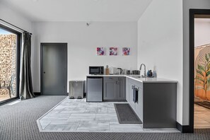 Réfrigérateur, micro-ondes, cafetière/bouilloire, bouilloire électrique