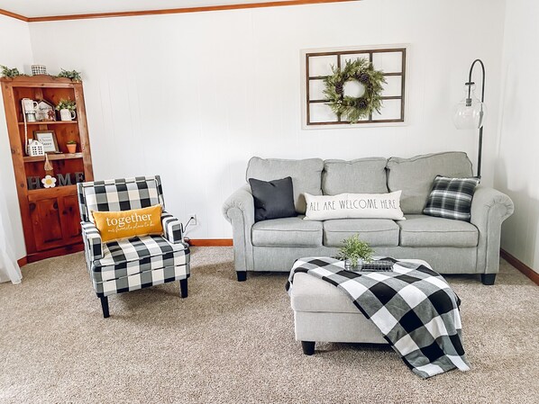 Smart TV, books - Spacious 3 bedroom home with plenty of green space (Slippery Rock)