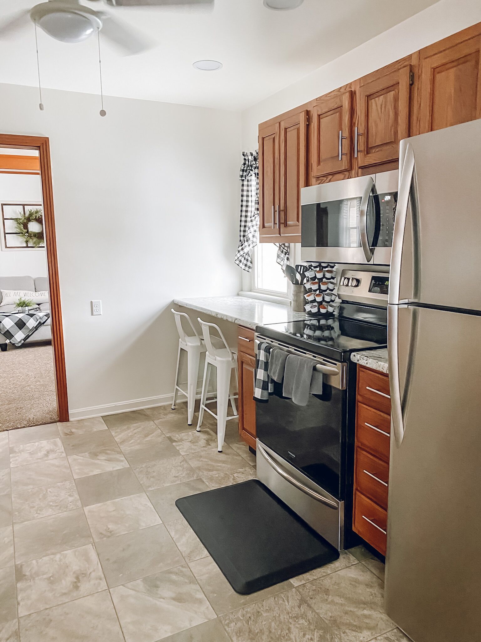 Jääkaappi, mikroaaltouuni, uuni, liesi