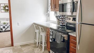 Jääkaappi, mikroaaltouuni, uuni, liesi