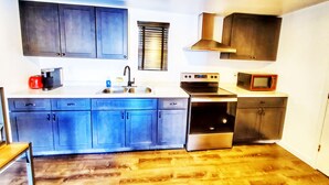 Quarto premium | Cozinha privada | Cafeteira/chaleira, fogão
