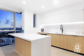 Interior - Chevron – 3 Bedroom Superior Unit — Q Stay (Surfers Paradise)