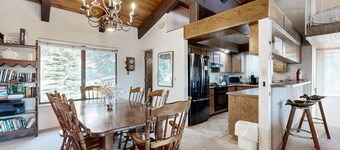 Kingsbury Grade home with fireplace & easy access to beaches/ skiing, sleeps 6