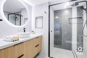 Dusche, Haartrockner, Handtücher, Seife
