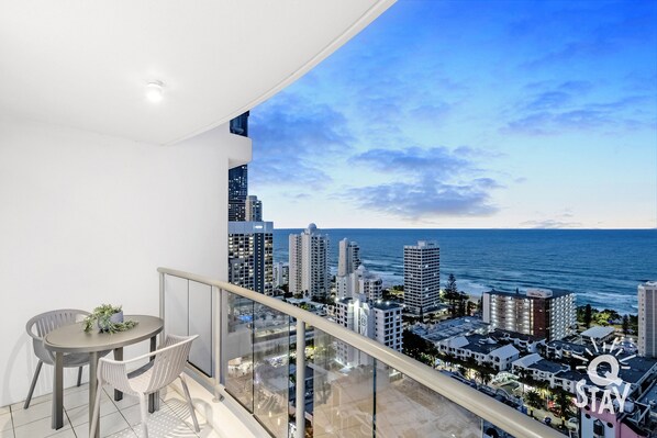 Outdoor dining - Chevron – 3 Bedroom Superior Unit With Ocean Views (Surfers Paradise)