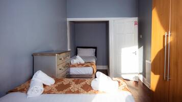 2 bedrooms, in-room safe, desk, iron/ironing board