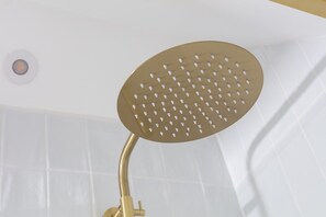 Un cabezal de ducha con diseño curvo y una única palanca.