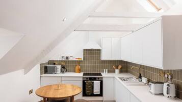 Coffee/tea maker, fridge, microwave, oven