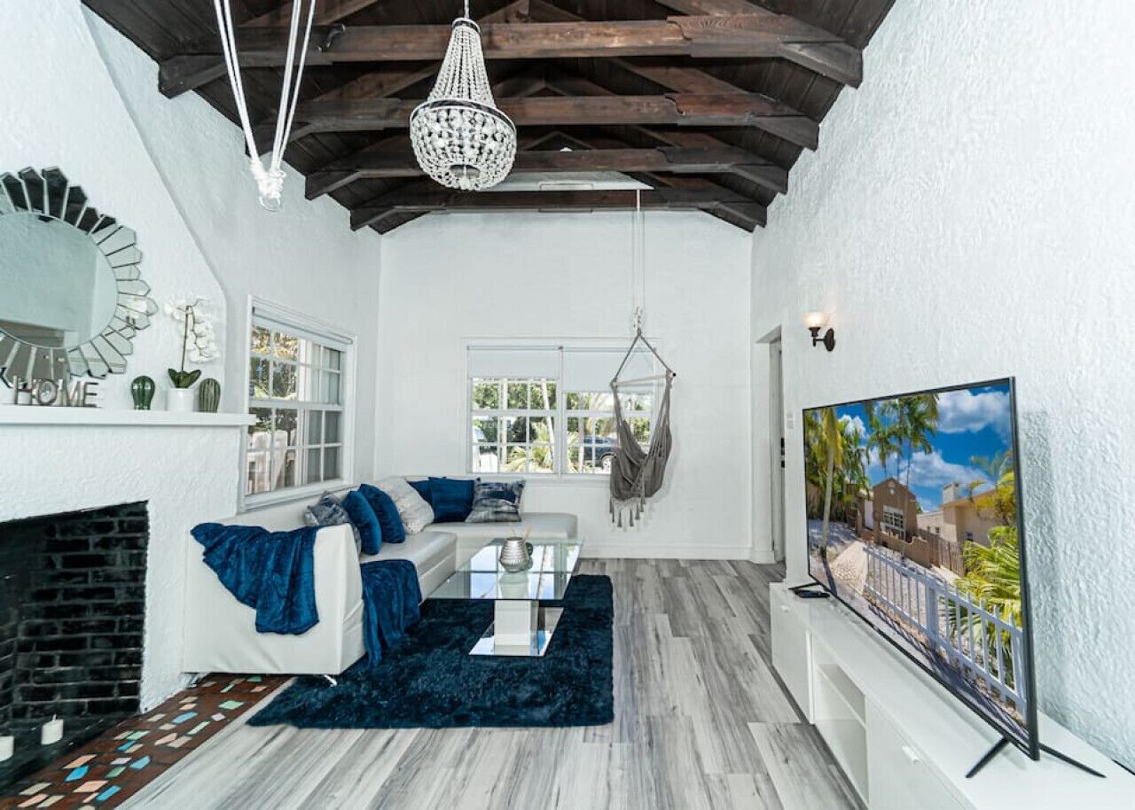 Een televisie, een open haard en videogames