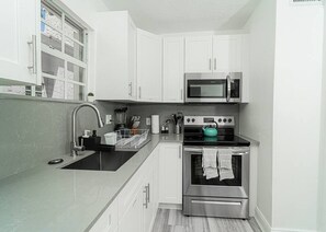 Frigorifero, microonde, forno, piano cottura