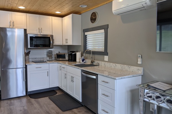 KĂŒhlschrank, Mikrowelle, Herdplatte, GeschirrspĂŒler