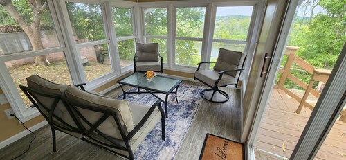Lake house with a view! Overlooks Warsaw and Lake of the Ozarks, Sleeps 4