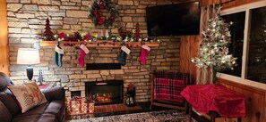 Smart TV, fireplace - Lake house with a view! Overlooks Warsaw and Lake of the Ozarks, Sleeps 4 (Warsaw)