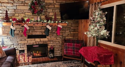 Lake house with a view! Overlooks Warsaw and Lake of the Ozarks, Sleeps 4