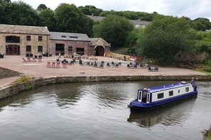 Exterior - Buck - En-suite Room in Canalside Guesthouse (Burnley)