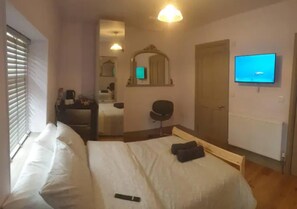 1 bedroom, iron/ironing board, free WiFi, bed sheets - Buck - En-suite Room in Canalside Guesthouse (Burnley)