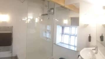 Apartment, Multiple Beds | Bathroom | Shower, hair dryer, towels, soap